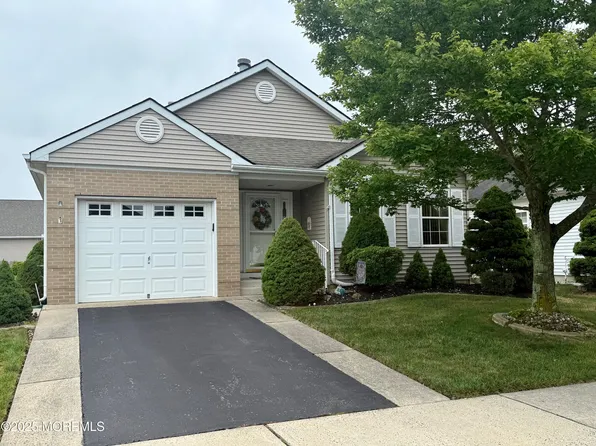 4 Cancun Street, Toms River, NJ 08757