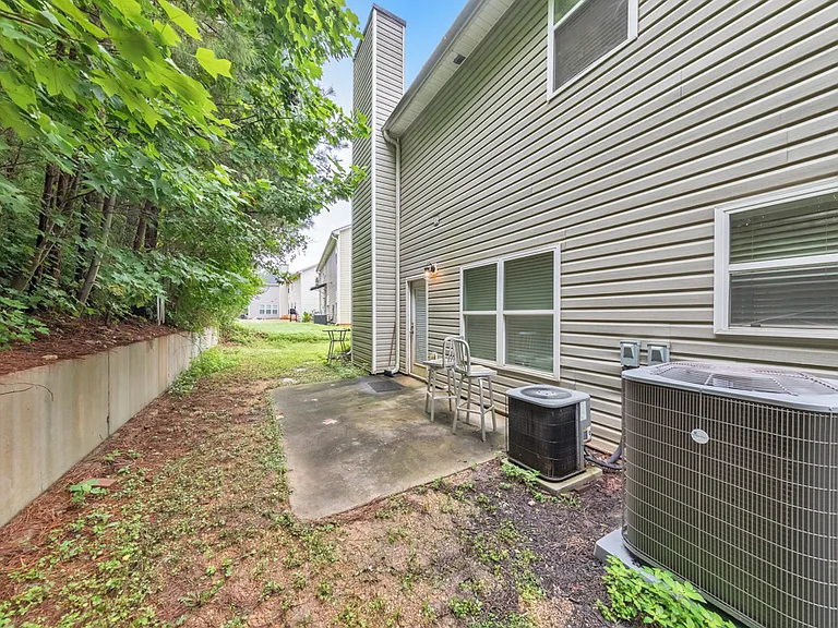 179 Holbrook Dr — Photo 3
