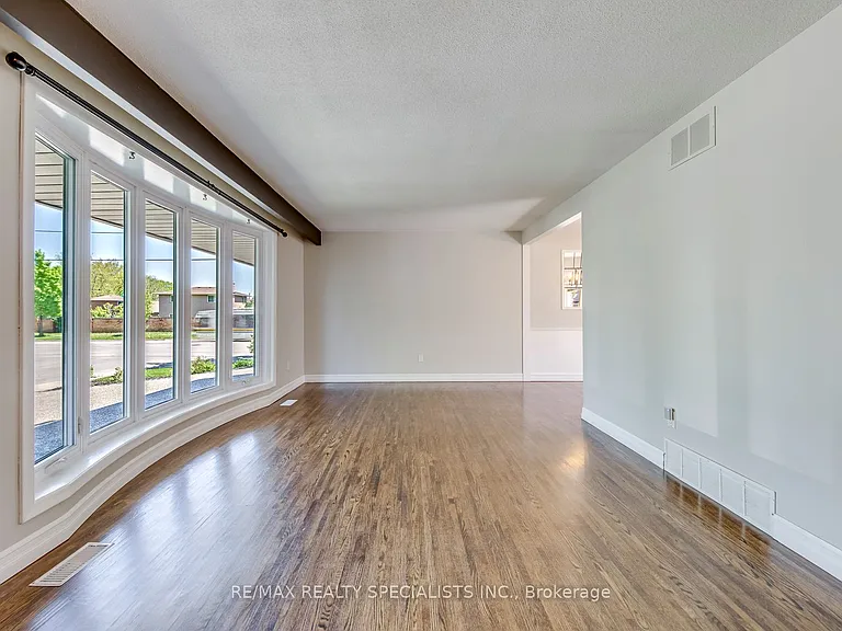 5 Country Club Dr — Photo 6