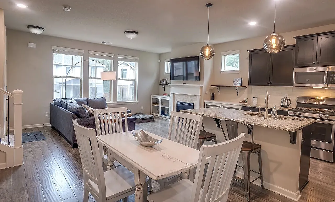 3 bed, 2.5 bath, 1706 sqft, $2,995 — Photo 2