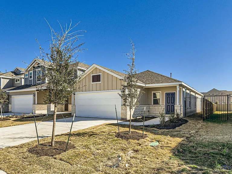 140 Bennington Dr — Photo 2