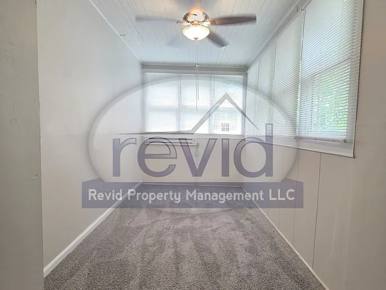 85 Evergreen — Photo 16