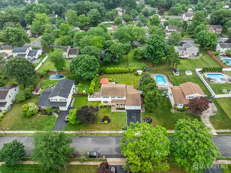 16 London Dr — Photo 43
