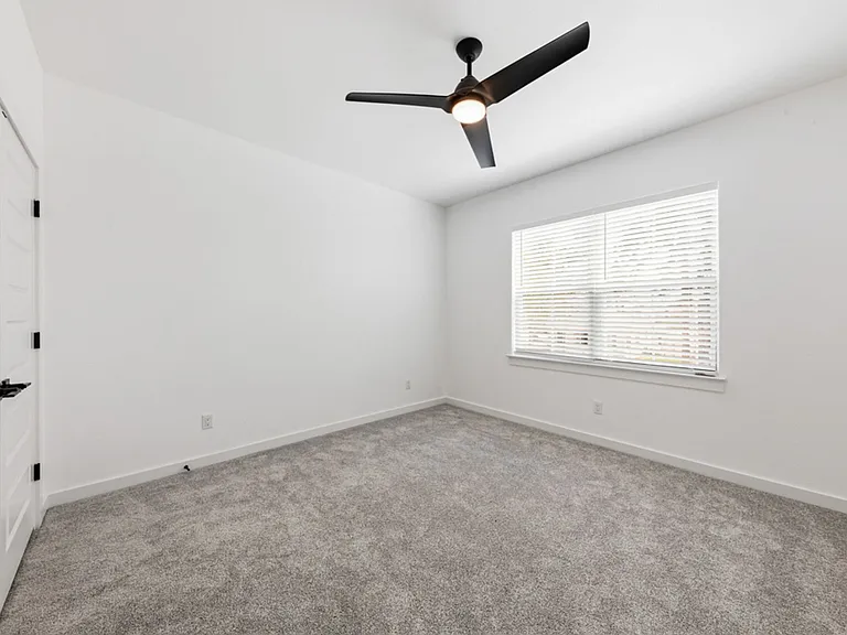 158 S Academy Ave — Photo 22