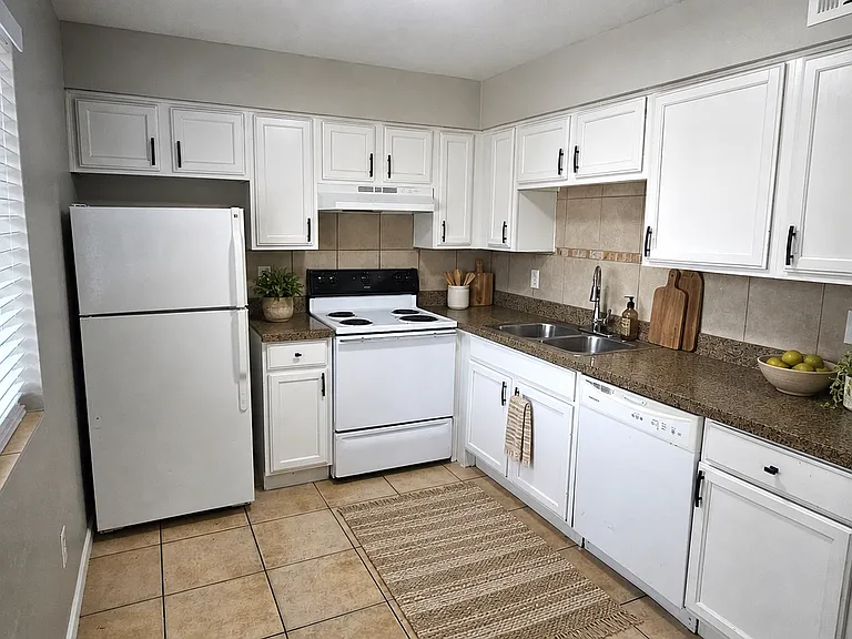 Hayden Terrace — Photo 2
