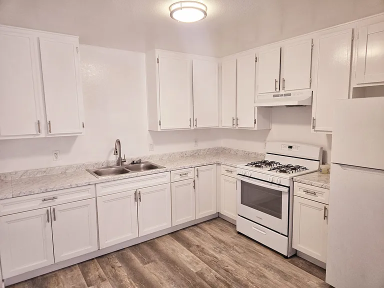 331 E Washington Ave #J — Photo 3