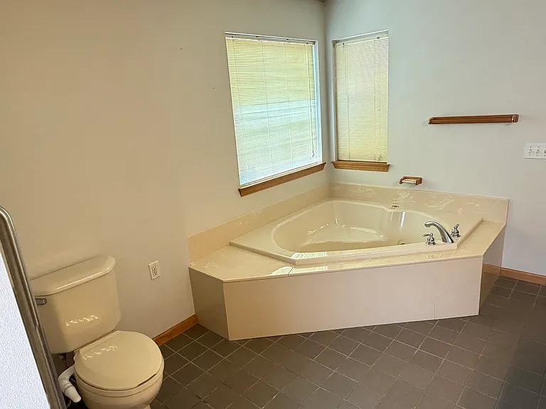 1810 W Marigold Dr — Photo 5