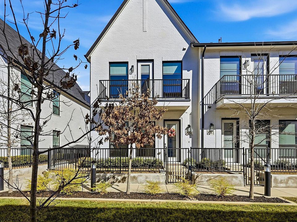 Beautiful interior end unit with tons of natural light. This unit does not back up to busy street.