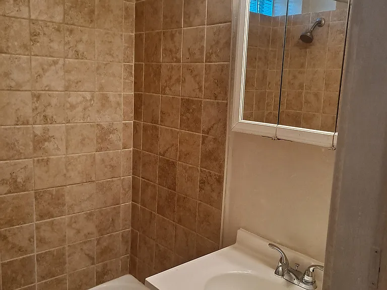 210 Caroline St #1R — Photo 4