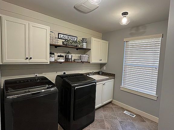 3rd image of 4542 Cashmere Dr NE