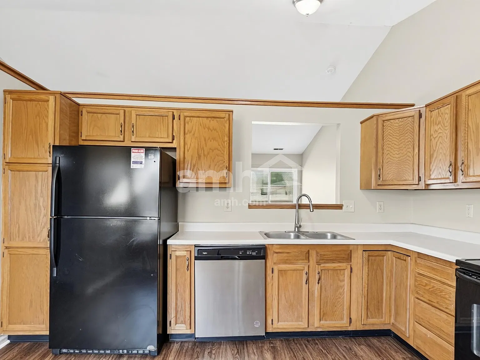 3 bed, 2.0 bath, 1244 sqft, $2,035 — Photo 4