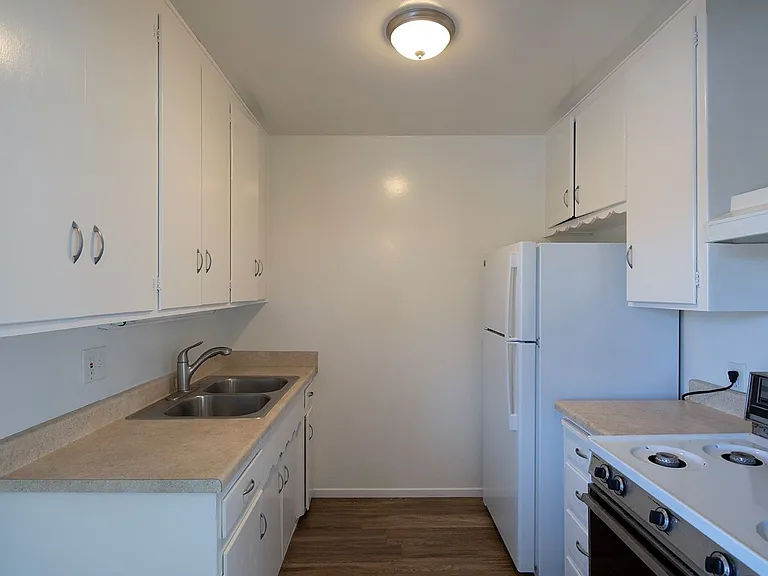La Jolla / Village Area - Upstairs One Bedroom in the Village! — Photo 1