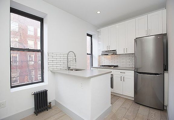 4th image of 47 E 7th St #B40