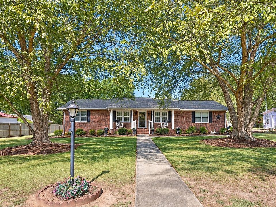 1st image of 813 Ivy Cir