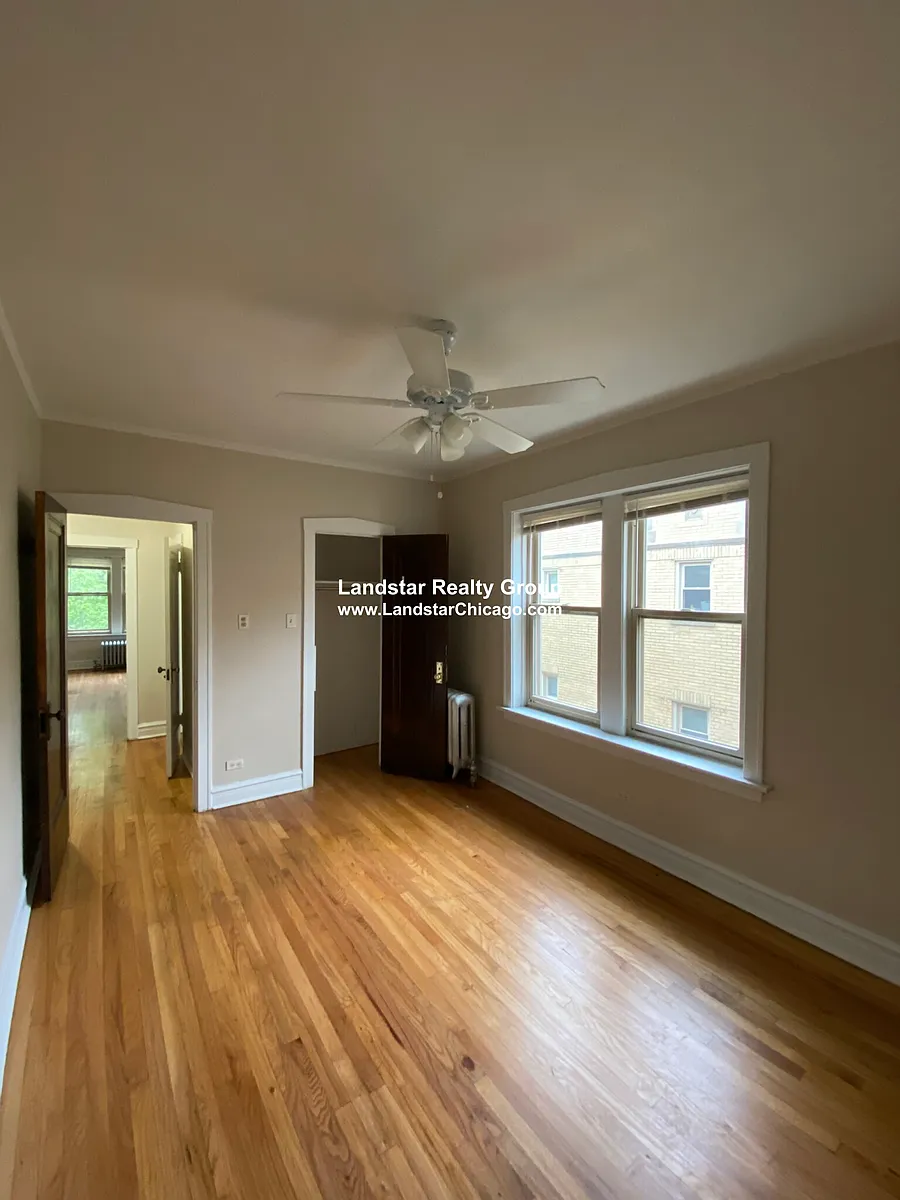 Photo 2 of 11 - 2956 W Belle Plaine Ave #3 - Chicago, IL Building Photo - 2956 W Belle Plaine Ave #3