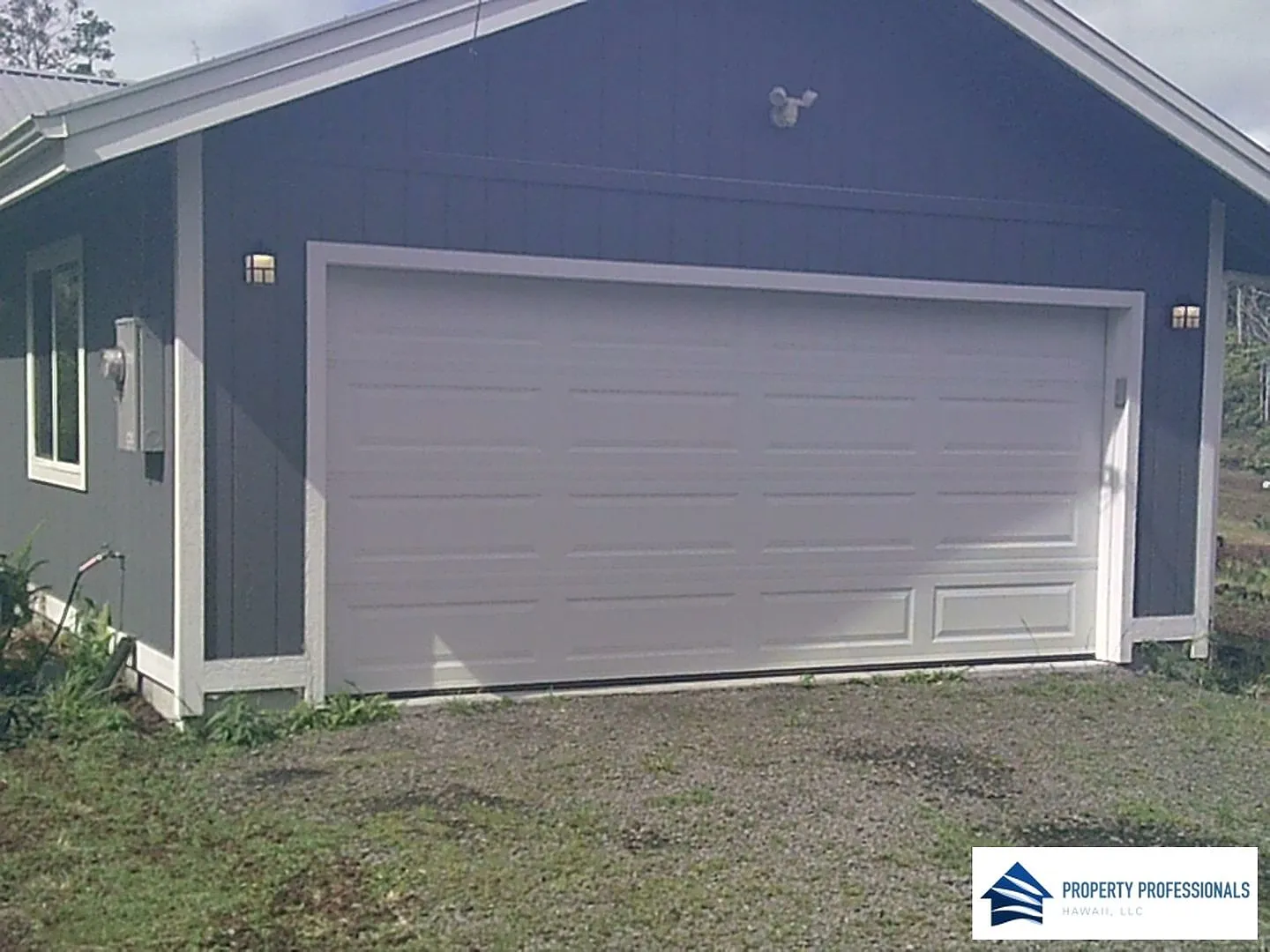 Custom house in Fern Acres on Paved Road — Photo 2
