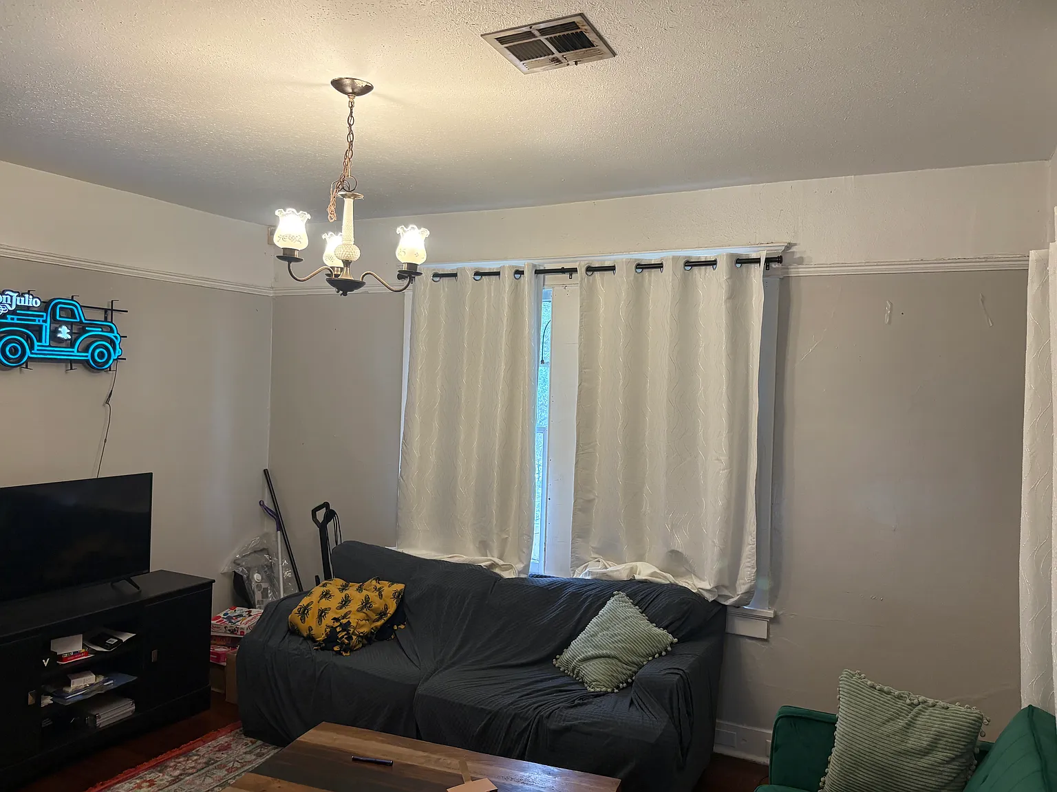 4 bed, 1740 sqft, $2,600 — Photo 2