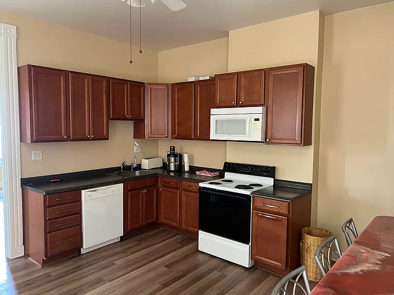 2240 Flora St — Photo 3