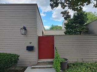 37 Charlton Hill Rd, Hamden, CT 06518