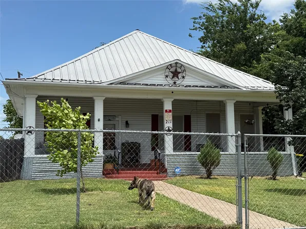 211 W Sabine St, Groesbeck, TX 76642