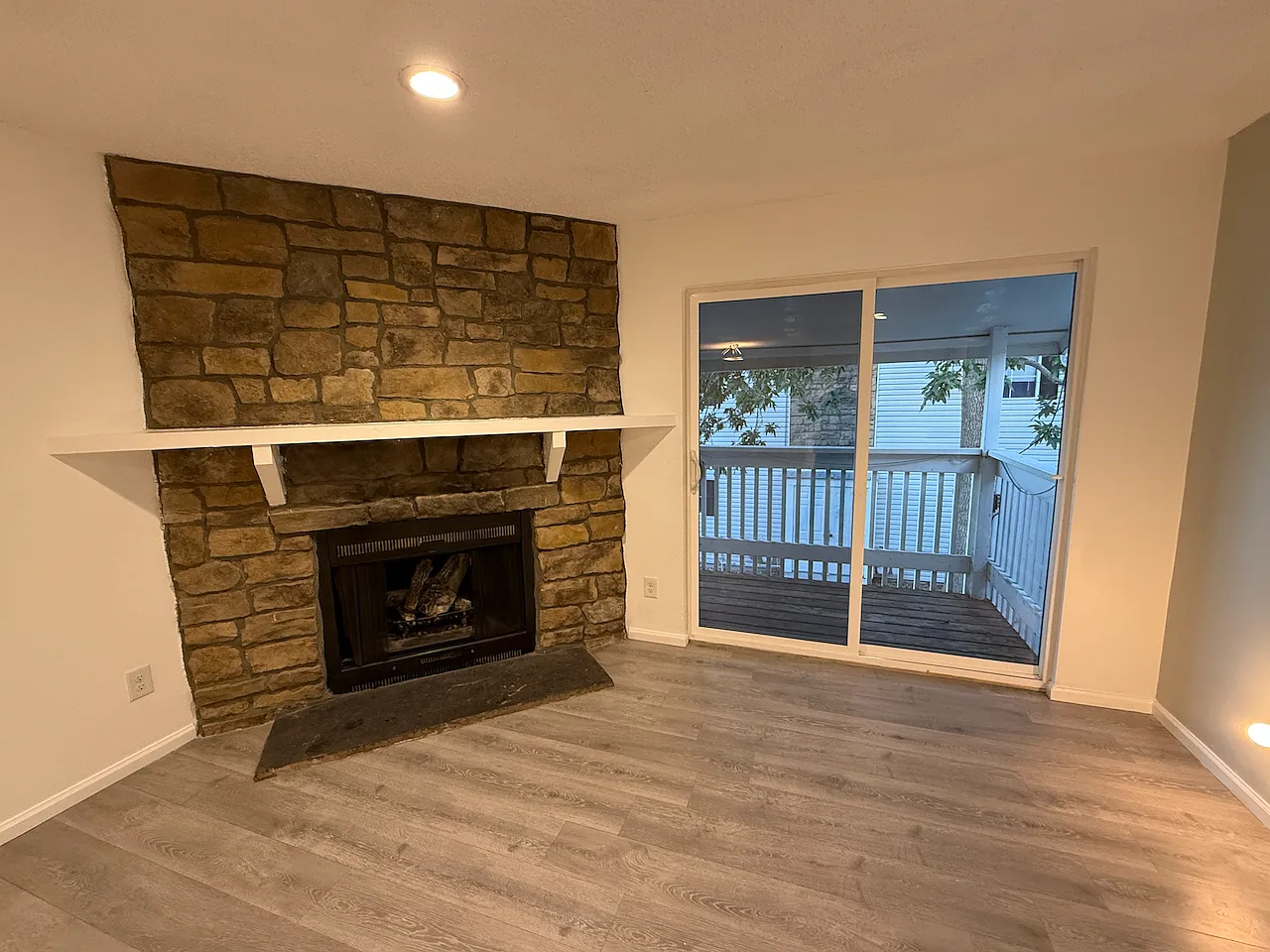 2 bed, 945 sqft, $1,765 — Photo 3