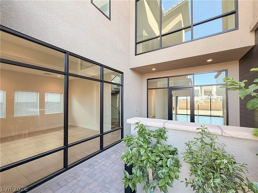 5 bed, 5.5 bath, 4758 sqft, $10,000 — Photo 4