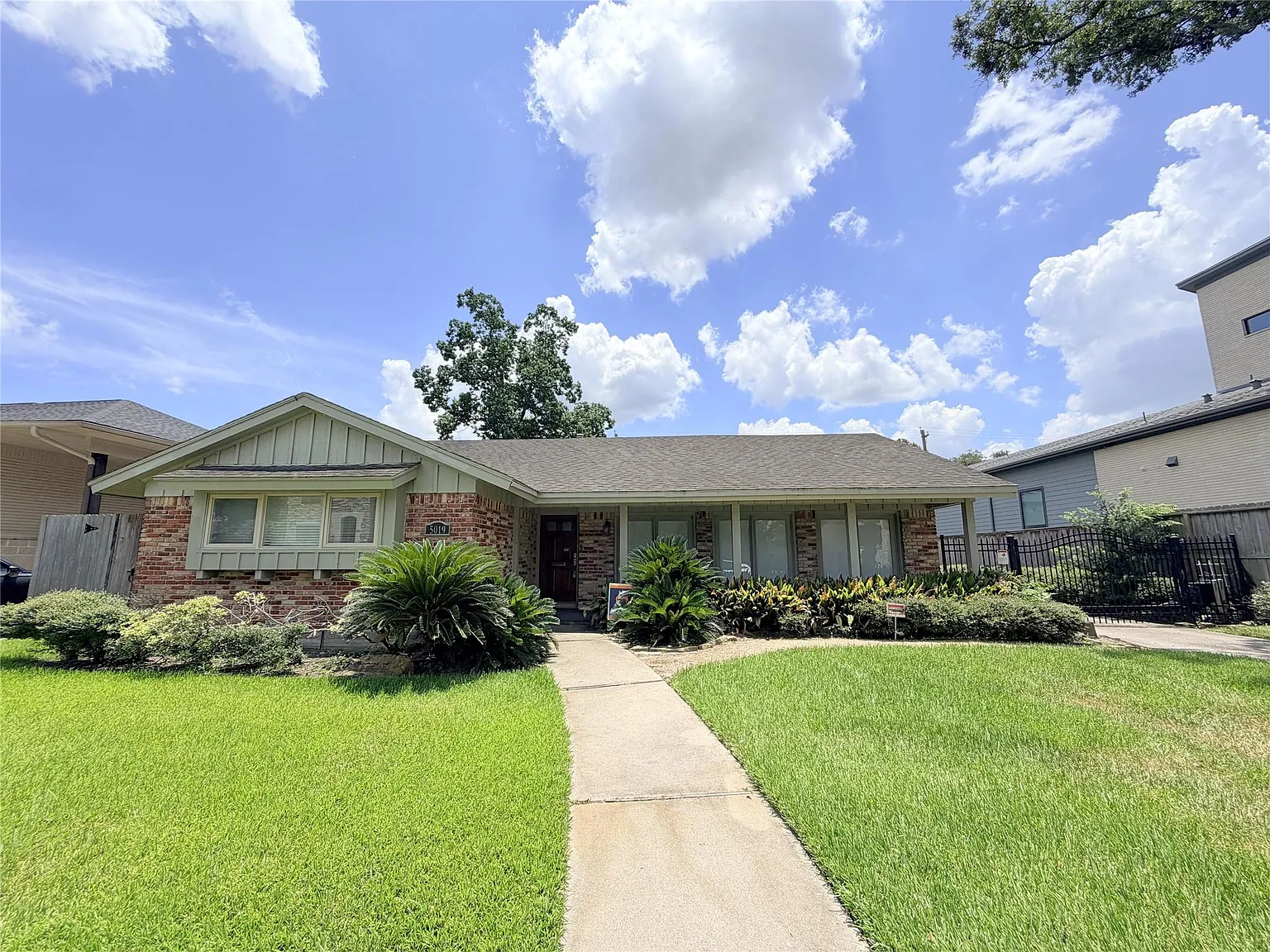 3 bed, 2.0 bath, 1833 sqft, $2,980 — Photo 1
