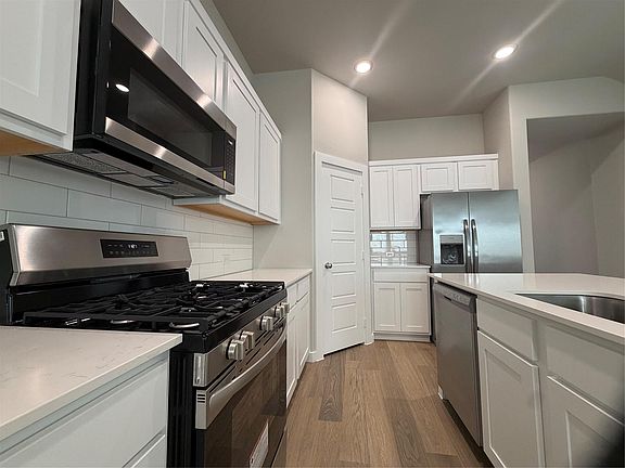 4th image of 307 Green Gables Dr