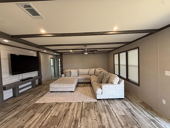4th image of 421 Bower Ln