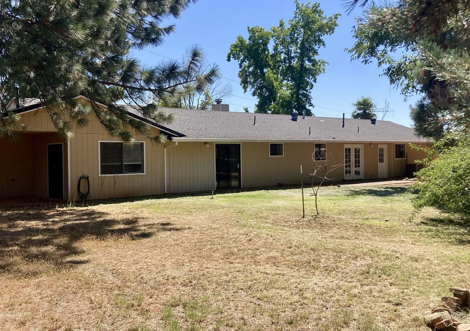 4 Bedroom Home with In-Law Suite! — Photo 2