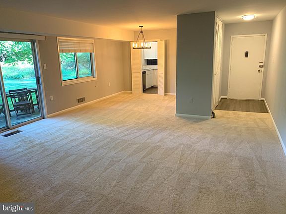 3rd image of 10620 Weymouth St #10620