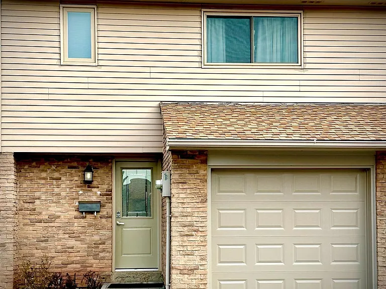 1542 Lancaster Dr #97 — Photo 2