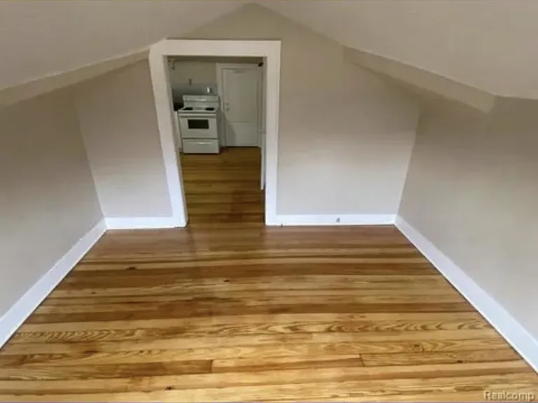 281 Ardmore Dr — Photo 2
