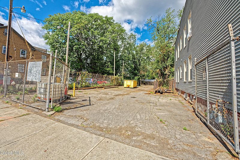 3rd image of 161 N Lake Avenue