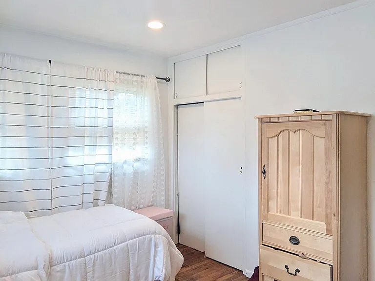 211 W 22nd St — Photo 15
