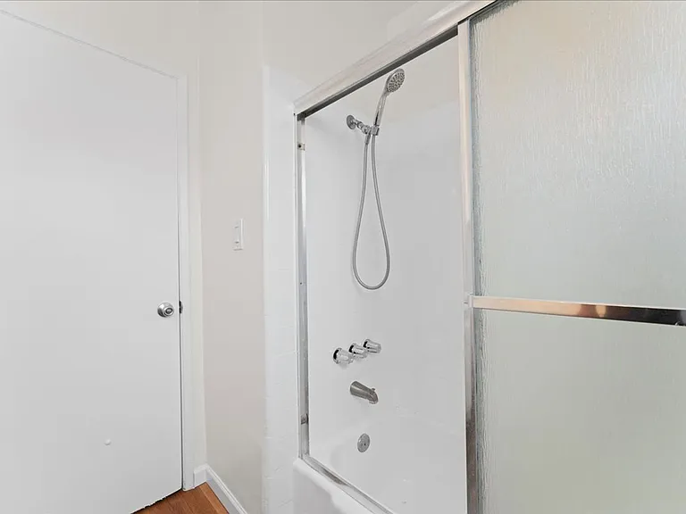 1437 E Windsor Rd #7 — Photo 9
