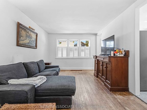 5th image of 72 Manderley Dr