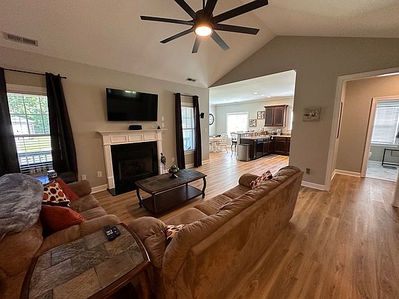 4th image of 2033 Della Ln