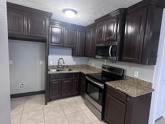 2nd image of 907 Iowa St #1