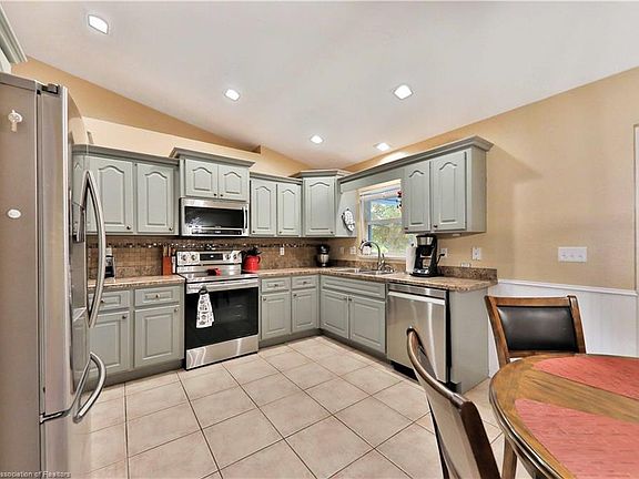4th image of 108 Barbados Dr NE
