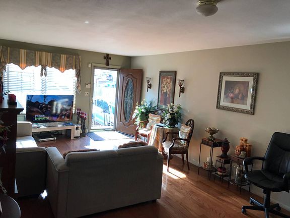 5th image of 21 Theater Ln