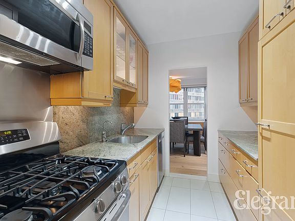 3rd image of 415 E 52nd St APT 3DC