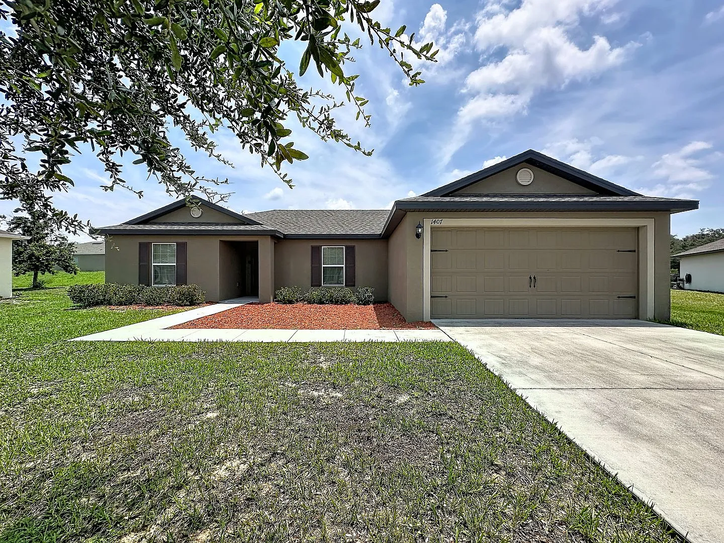 3 bedroom/2 bathroom Spacious Open-Concept Living with Modern Finishes — Photo 1