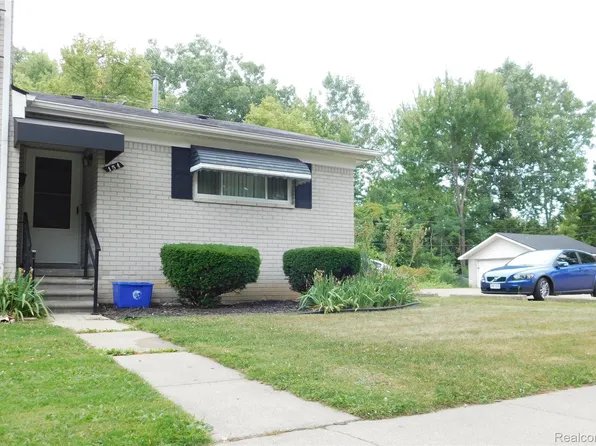 154 S Christine Cir, Mount Clemens, MI 48043