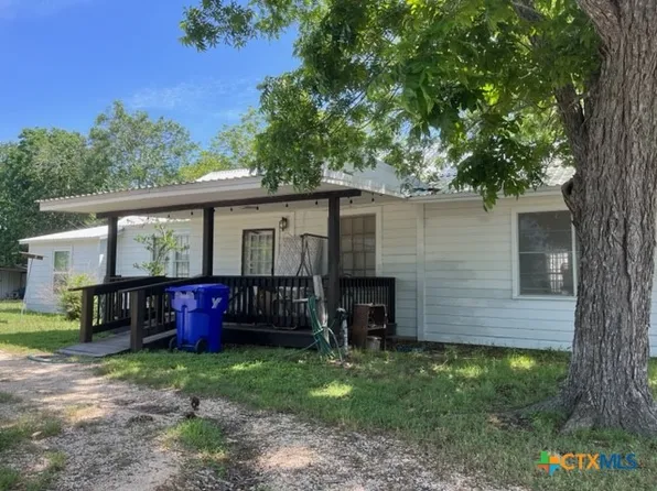 708 W Hugo St, Yoakum, TX 77995