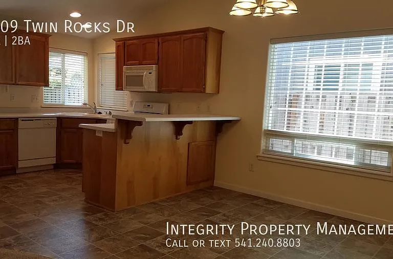 1209 Twin Rocks Dr — Photo 2