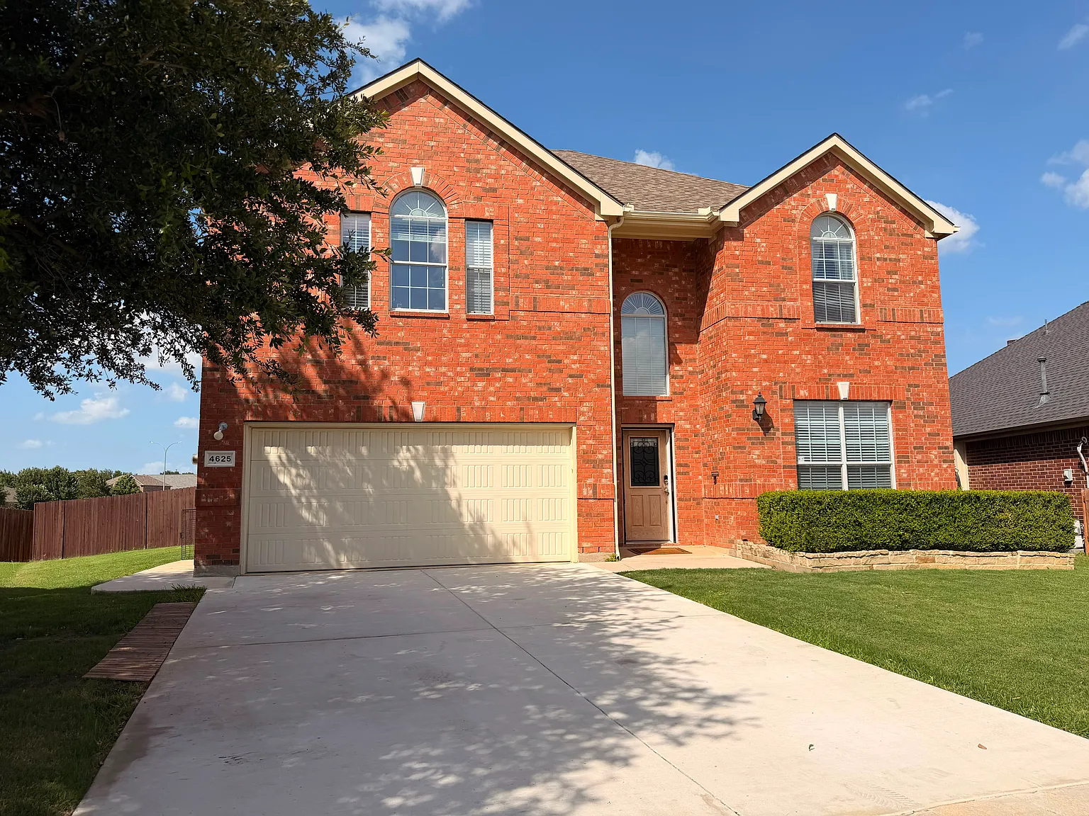 4 bed, 2436 sqft, $2,850 — Photo 2