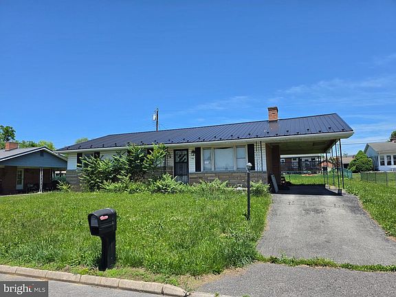 2nd image of 1426 Laurel Ct