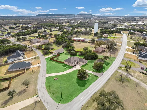 921 W Apache Trl, Granbury, TX 76048