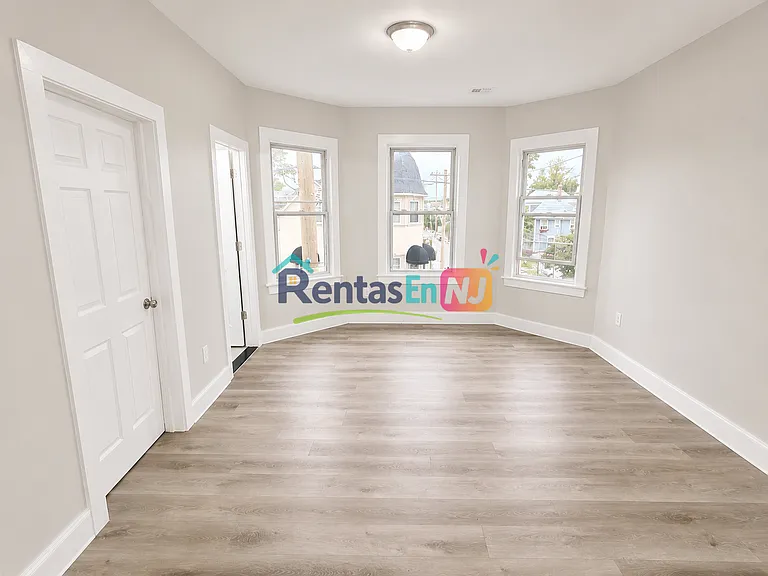 28 Wainwright St #3B — Photo 3